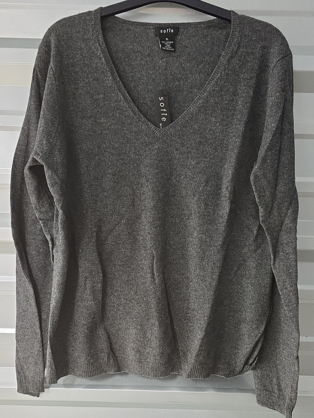 Sofia Cashmere Women's V-Neck Sweater in Heather Gray
